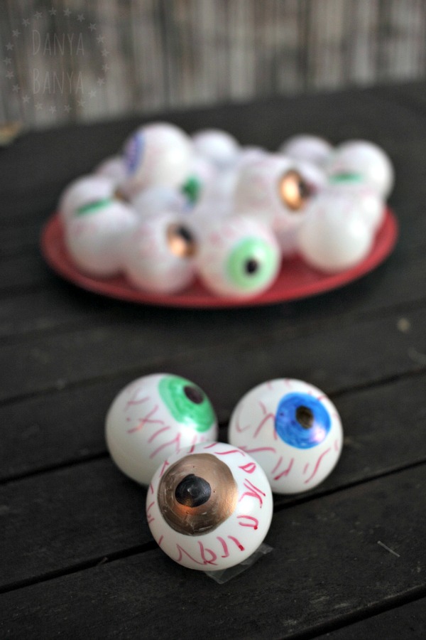 DIY Spooky Bloodshot Eyeballs – Danya Banya