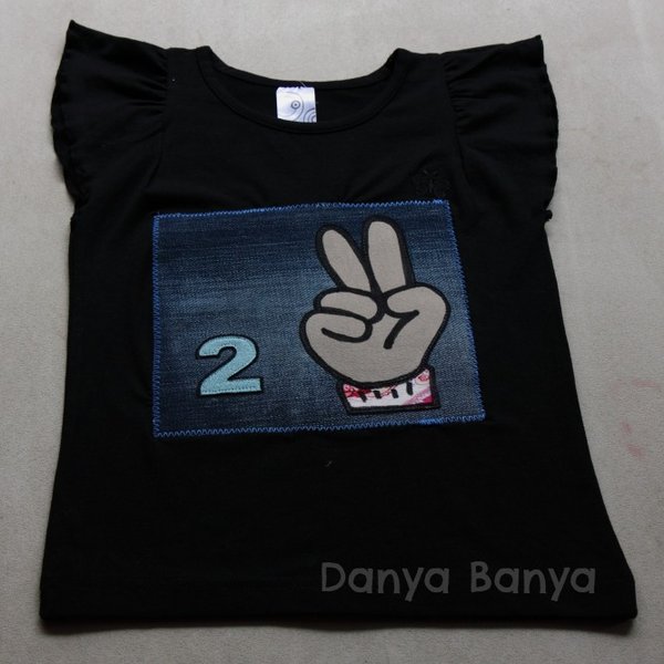2 T-shirt showing child's age in fingers