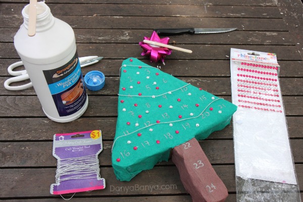 DIY Advent Calendar decorating the toilet paper roll Christmas tree with craft thread and rhinestones