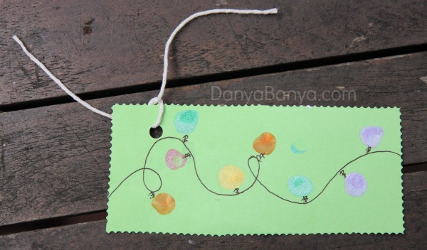 Easy DIY Christmas lights gift tags from kids fingerprints