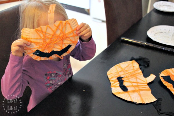 yarn and paper plate jack-o-lantern pumpkins