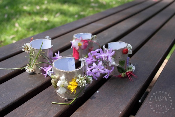 DIY Nature cuffs from environmentally friendly toilet paper rolls and flowers