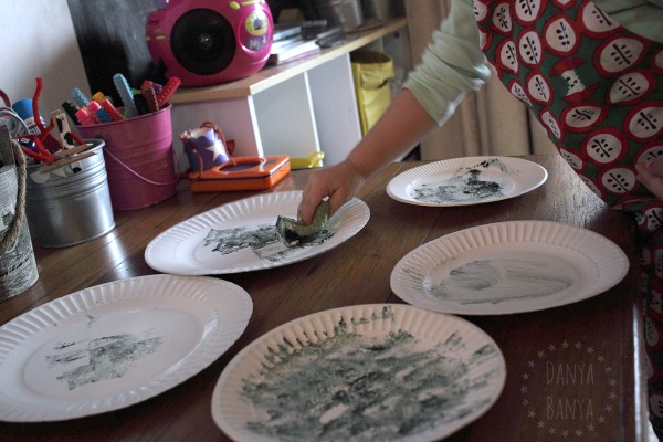 Sponge painting paper plates 'koala grey'