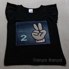 2 T-shirt showing child's age in fingers